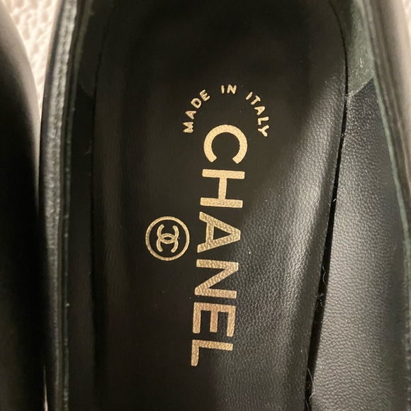 Chanel black pointed pumps with logo tip and gold heel - Picture 6 of 6